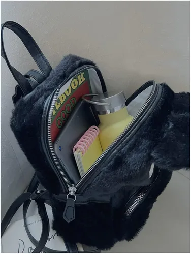Vista 4 de Mini mochilas lindas de felpa peluda mochilas para niñas mochilas para niños mochila kawaii gran regalo, negro (Black Plush), Computadora portátil