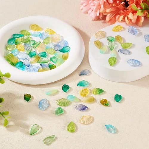 Vista 5 de Pandahall - 150 cuentas de hojas verdes de cristal transparente para árbol de cristal, pequeñas hojas verdes para manualidades, manualidades