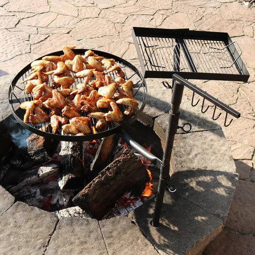 Vista 4 de Sistema doble de parrilla giratoria para exterior de Sunnydaze. Includes 2 Grates & 1 Stake, Easy Assembly, Steel Portable Camp Fire Cooking