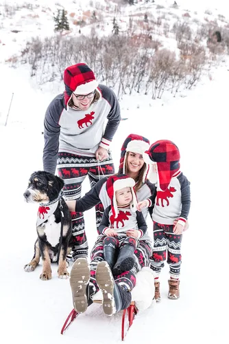 Vista 4 de Lazy One Pijamas de Navidad a juego para la familia, lindos pijamas de Navidad para adultos, adolescentes, niños, bebés y perros.