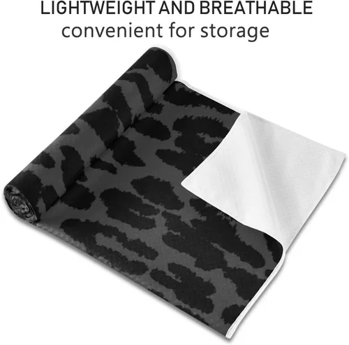 Vista 2 de YETTASBIN Toalla de yoga negra con estampado de leopardo, antideslizante, absorbente del sudor, toalla de yoga caliente, portátil, ligera, toalla