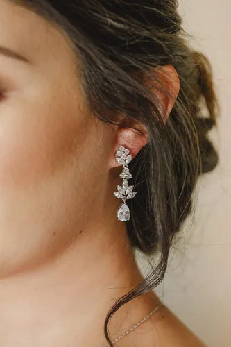 Vista 3 de SWEETV Juego de joyas de novia de lágrima para novias mujeres damas de honor collar de fondo de diamantes de imitación de cristal para baile