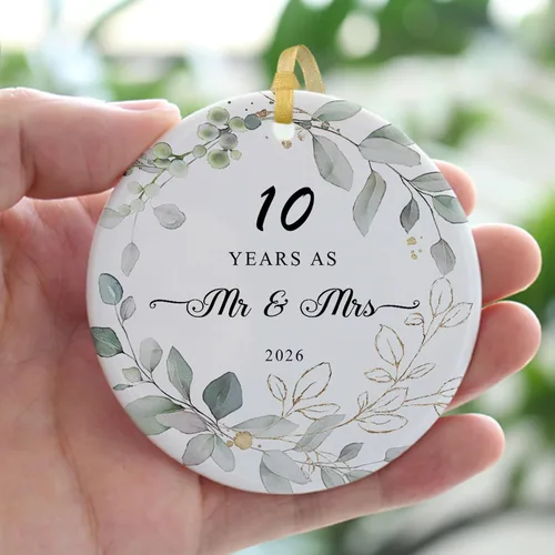 Vista 4 de SIBERTEL 10 Years as Mr & Mrs 2026 - Adorno colgante de Navidad, aniversario, 10º para parejas, adorno de cerámica de aniversario para decorar