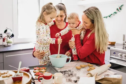Vista 4 de Burt's Bees Baby Conjuntos de pijamas de Navidad familiares a juego, pijamas de algodón orgánico para niños, niños pequeños, mujeres y adultos