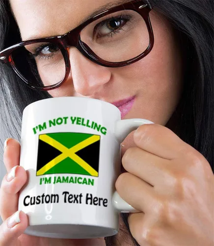 Vista 5 de Taza de café divertida personalizada Taza de café I'M Not Yelling I Am Jamaica Jamaica Taza de té de cerámica blanca de 11 oz Texto personalizado