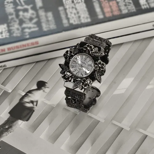 Vista 2 de Weicam Reloj de pulsera de cuarzo analógico con flores talladas para mujeres y niñas, Negro -, Classic