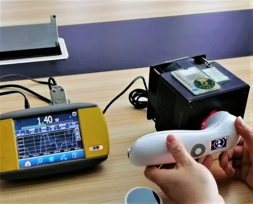 Vista 2 de Dispositivo de terapia de luz roja fría LLLT 650nm y 808nm para el alivio del dolor muscular, uso de cara y cuerpo para humanos y mascotas