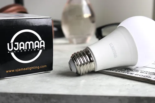 Vista 5 de Ujamaa Lighting Bombilla LED inteligente Wi-Fi de 2.4 GHz, 9 W, multicolor, regulable, A19, E26, compatible con Alexa y Google Home Assistant