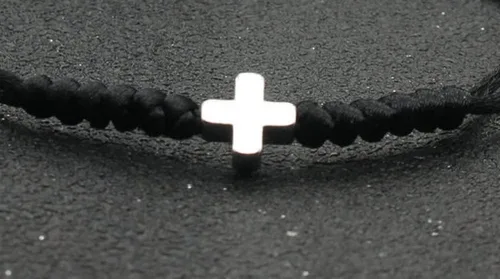 Vista 2 de Pulsera de cuerda trenzada para mujeres y hombres, pulsera trenzada de cruz plateada, pulsera de cuerda negra de la suerte para hombres y mujeres