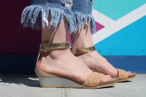 Vista 8 de NAOT Footwear Pixie Sandalia de cuña para mujer con plantilla de corcho y plantilla de soporte de arco - Correa de tobillo ajustable - Comodidad