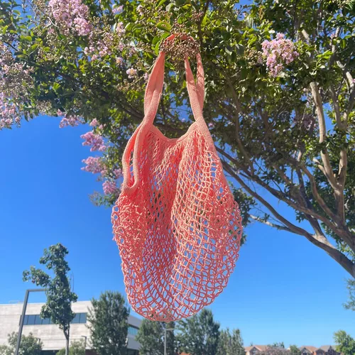 Vista 7 de Bolsa de red de malla con bolsa larga con asa de hombro, estirable y reutilizable para compras de comestibles, almacenamiento de juguetes de playa
