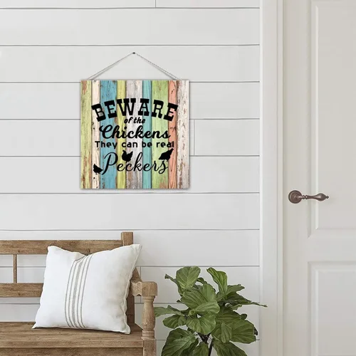 Vista 7 de Letrero de madera Shabby Chic con texto en inglés "Beware of Chickens They Can Be Real Peckers" rústico de madera para colgar en la pared
