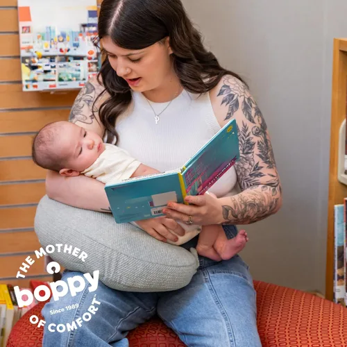 Vista 9 de Boppy Anywhere - Almohada de lactancia de viaje, compacta, ergonómica y almohada de lactancia materna con cierre de presión y bucle para colgar