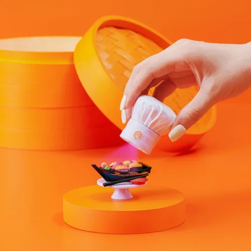 Vista 5 de Mini Brands Crea MasterChef Series 2 de ZURU (paquete de 2) – Mini platos reales con ingredientes, herramienta LED UV y tarjeta de recetas Cápsula