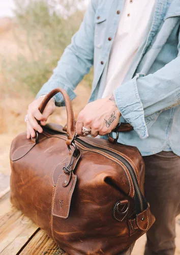 Vista 6 de FRYE Bolso de lona Logan Overnight para hombre, Coñac
