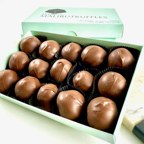 Vista 2 de MalibuGift Caja de regalo de chocolate de cerezas cubiertas de chocolate y caramelos de crema de centro suave. 2.5 libras de dulces gourmet de leche