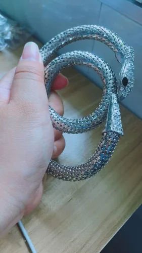 Vista 4 de Mandy Xia Pulsera de diamantes de imitación punk curvados y elásticos de serpiente para mujer y mujer, Aleación de zinc