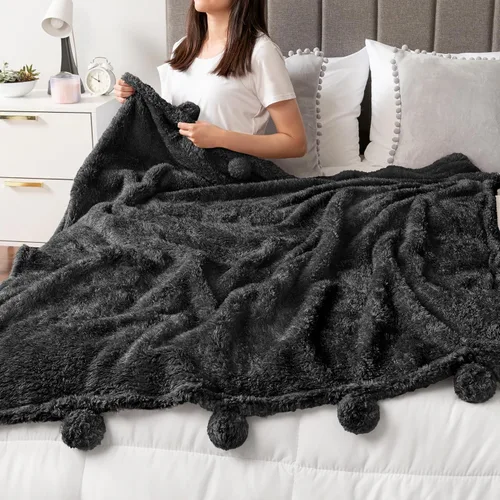 Vista 4 de PAVILIA Manta de sherpa negra para sofá, cálida manta de felpa con pompones, manta mullida para sofá, ligera, suave y acogedora con pompones, 50 x