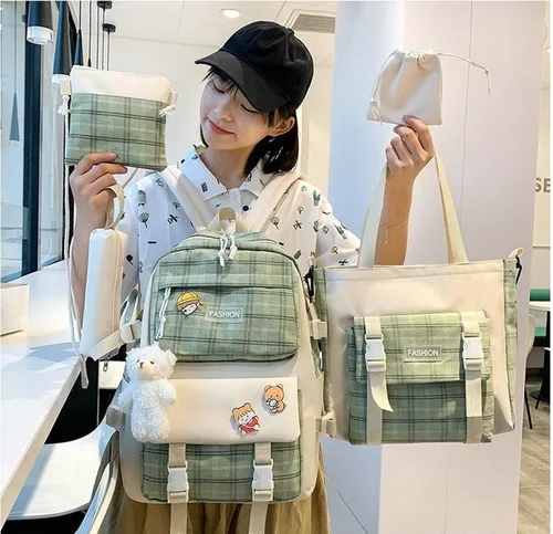 Vista 4 de Paquete de 5 mochilas escolares kawaii con bonitos alfileres colgantes de oso a cuadros, suministros de regreso a la escuela, mochila escolar