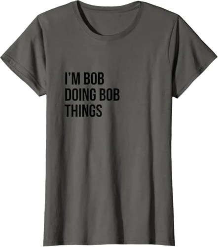 Vista 52 de Camiseta con texto en inglés "I'm Bob Doing Bob Things" Asfalto