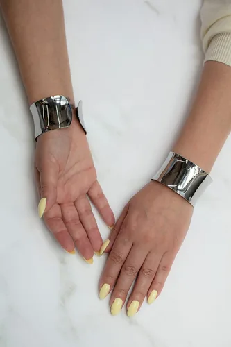 Vista 2 de Lavari Jewelers Brazalete de acero inoxidable de 15 pulgadas de ancho para mujer 675 pulgadas de largo con chapado iónico o acabado satinado Metal