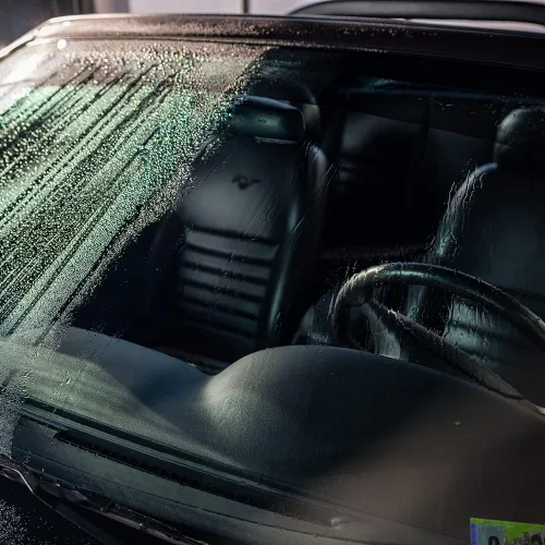 Vista 5 de Invisible Glass 92183-4PK Repelente de Lluvia Cerámico Híbrido y Limpiador de Vidrios Limpia y Protege Ventanas y Parabrisas de Automóviles