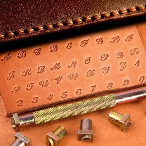 Vista 2 de BESTNULE Kit de estampado de cuero, juego de 37 piezas con 26 letras mayúsculas (0.217 in), 10 números (0.236 pulgadas) y mango de estampado