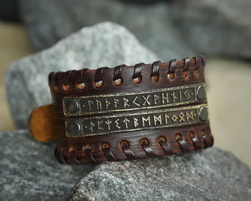 Vista 7 de Baldur Jewelry Pulsera de cuero genuino con placas de metal de runa vikinga Futhark para hombres y mujeres, envoltura ajustable, pulsera trenzada