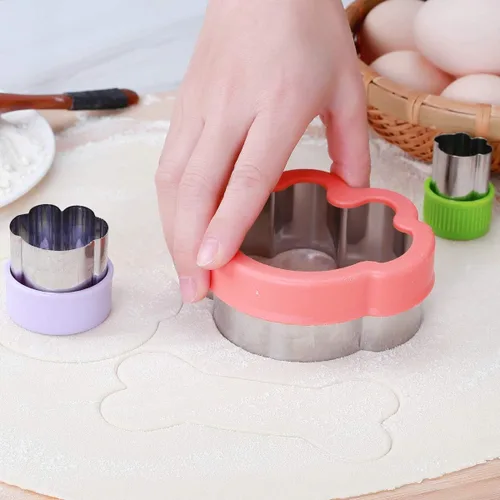 Vista 7 de Juego de cortadores de galletas de perro, molde de galletas con estampado de huesos de perro y pata de perro para golosinas caseras, moldes de acero