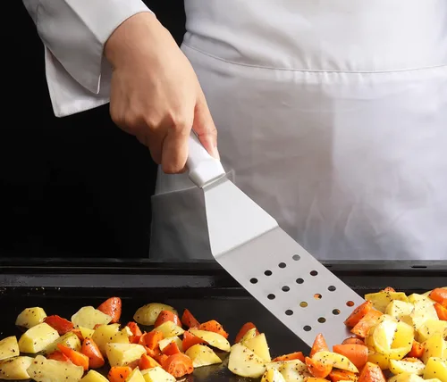 Vista 8 de New Star Foodservice 36176 Espátula y volteador de parrilla con mango de plástico flexible, 36,8 cm, perforado, blanco