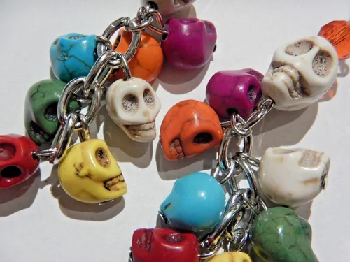 Vista 2 de Aretes con dije de calavera arcoíris en ganchos franceses, Metal, piedra, plástico, howlita teñida