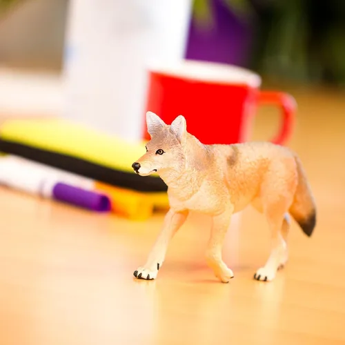 Vista 7 de Safari Ltd. Figura de juguete Coyote – Figura detallada de plástico de 6.5 pulgadas – Divertido juguete educativo para niños, niñas y niños a partir