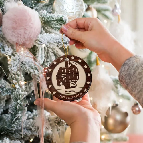 Vista 5 de Adorno de liniero de cerámica personalizado para Navidad 2025 – El favorito de Santa, primera Navidad como electricista, nombre personalizado