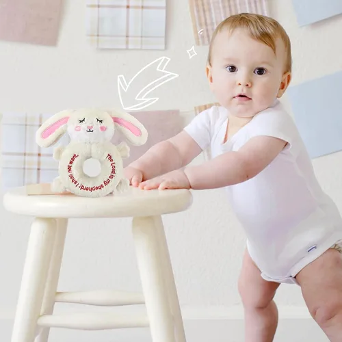 Vista 2 de Karenhi Peluche beige de conejito pequeño animal de peluche rezando bautismo de felpa suave para acurrucarse, juguete de Dios bordado, regalos