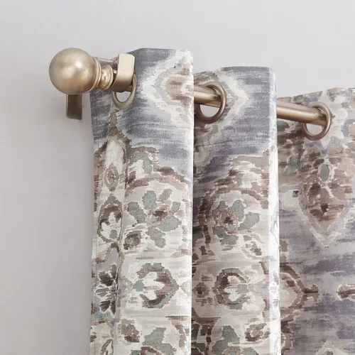 Vista 2 de Sun Zero Regina Panel de Cortina Floral Acuarela de Eficiencia Energética con Ojales, 40" x 63", Gris