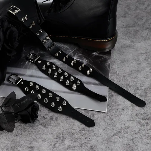Vista 4 de Manfnee Gargantilla punk con cuello de espiga, collar de cuero sintético, pulsera ajustable gótica