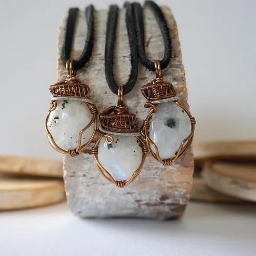 Vista 8 de Designs by Nature Gems Colgante envuelto en alambre de piedra lunar, collar de cristal de cobre, con cordón de cuero negro de 24 pulgadas, joyería