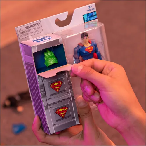 Vista 5 de DC Comics, Superman y Cyborg - Figura de acción de 4 pulgadas, paquete de 2 con 6 accesorios misteriosos, Adventure 1