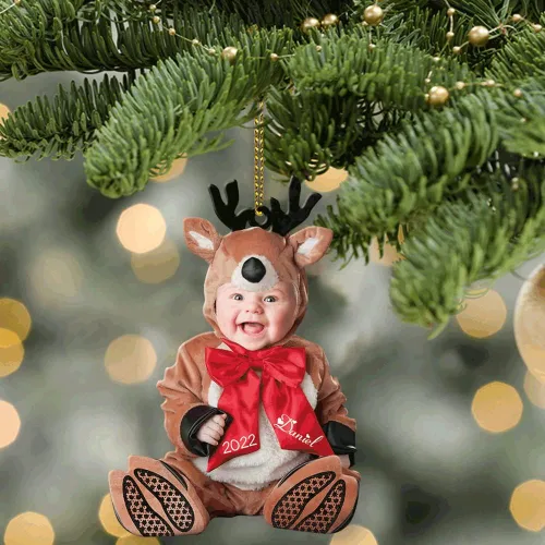 Vista 3 de Adorno personalizado de primera Navidad del bebé con carga de foto, decoración plana colgante de cara de recién nacido para árbol navideño, lindo