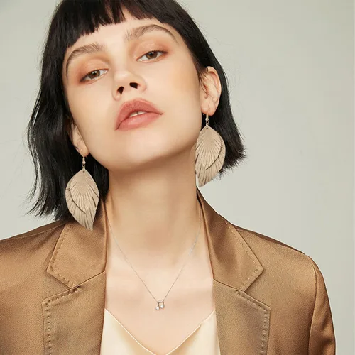 Vista 6 de JIUIQL Aretes colgantes hechos a mano, de piel auténtica, con flecos, de doble pluma, de color ligero, de poliuretano, para mujeres y niñas, joyería