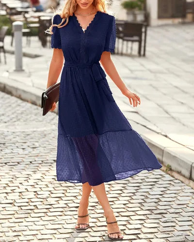 Vista 4 de BTFBM Vestido midi bohemio de verano para mujer, manga corta, cuello en V, lunares suizos, cinturón, cintura alta, volantes, escalonado, vestido