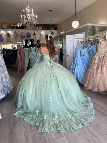 Vista 2 de Zhangyo Dulce 16 vestidos de quinceañera vestido de bola fuera del hombro vestidos de fiesta con tren hinchado tul vestidos de fiesta de encaje