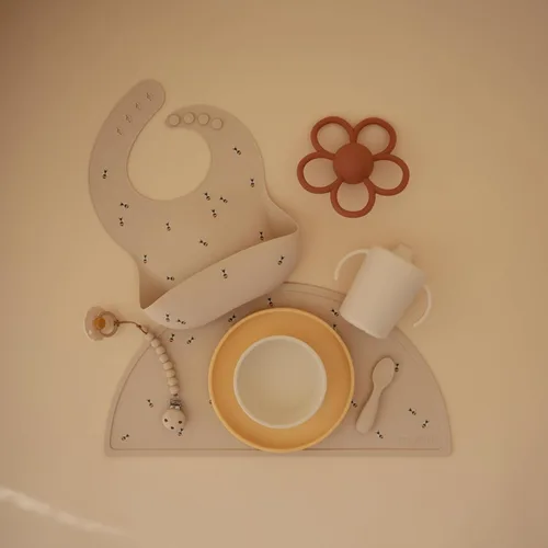 Vista 5 de Mushie - Babero de silicona para bebé, ajustable y resistente al agua (abejas) De 4 a 24 meses, lavable a máquina, correa ajustable