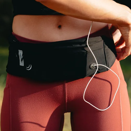 Vista 10 de Waterfly Riñonera Running Sport 3.0 Negra Unisex Licra 1L con Reflectantes y Salida Auriculares