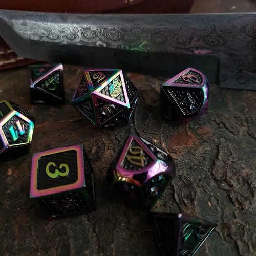 Vista 3 de HEIMDALLR Juego de dados DND de metal, 7 piezas, diseño de piel de dragón, tamaño de 0.630 in, logotipo en D20; juego de dados de metal y caja