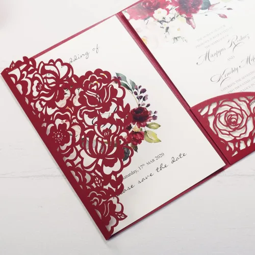Vista 6 de 50 unidades de invitación de boda personalizadas burdeos con sobres, corte láser, bolsillo hueco de flora con invitaciones de cinta