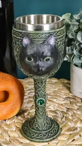 Vista 2 de Ebros Wicca Mystical Witching Hour Black Cat Wine Goblet 7oz Feline Cats Celtic Wine Knotwork Bebida Cáliz Copa con gemas verdes
