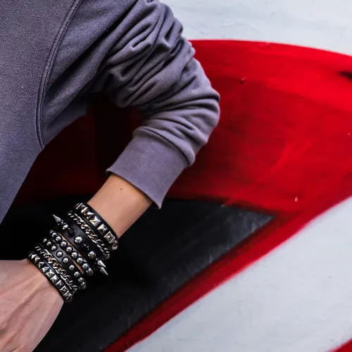 Vista 2 de Eigso Pulseras de cuero punk rock para hombres y mujeres, estilo retro, vintage, cadena de los años 80, para hombre y mujer