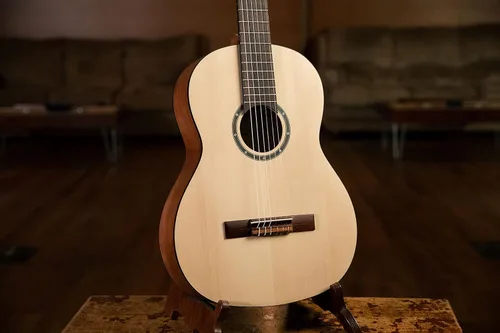 Vista 9 de Ortega Student Series Pro - Guitarra clásica de nailon de 6 cuerdas de tamaño completo, parte superior de abeto Engelmann sólido, satén natural (R55)