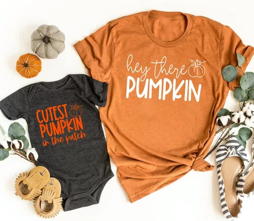 Vista 2 de Camisas de otoño para mamá y yo, calabaza Hey There Pumpkin, camisa de calabaza más linda en el parche, trajes de otoño para mamá y yo, trajes a